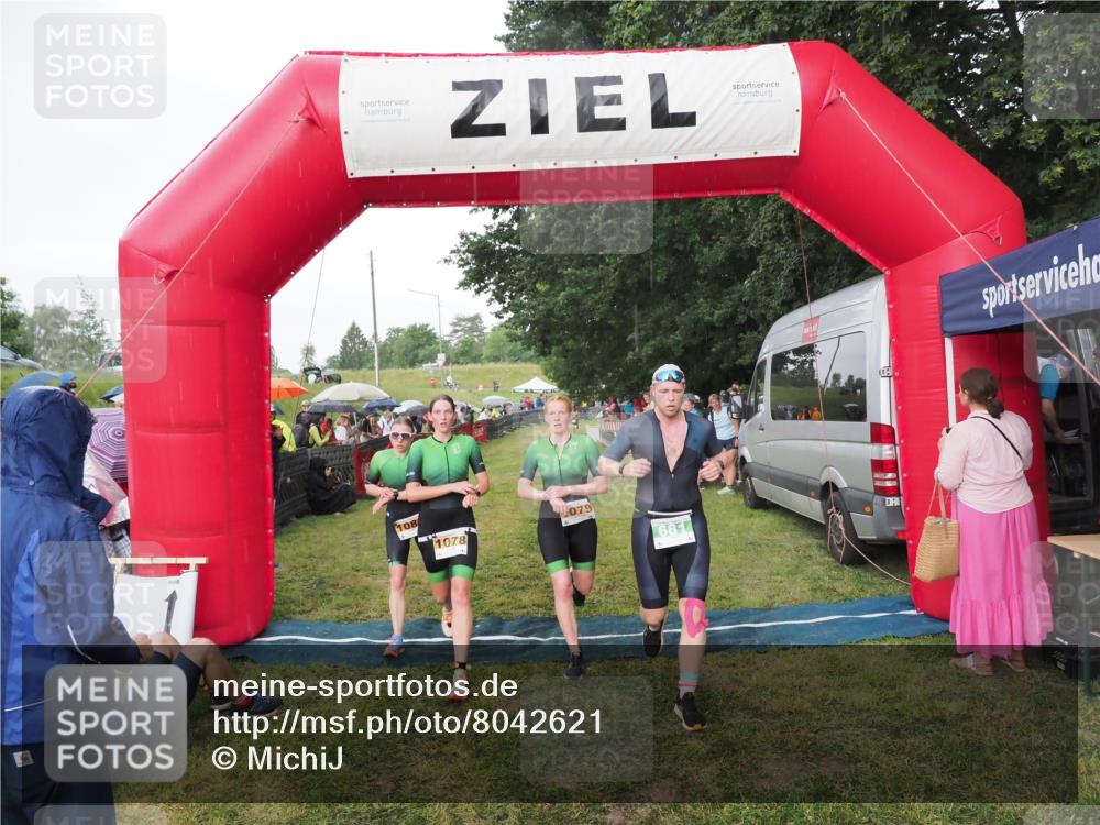 21.06.2025 - 27. Vierlanden-Triathlon MichiJ http://msf.ph/oto/8042621 15.06.2026 13:36:15 Ziel 681, 1078, 1079, 1080 meine-sportfotos.de