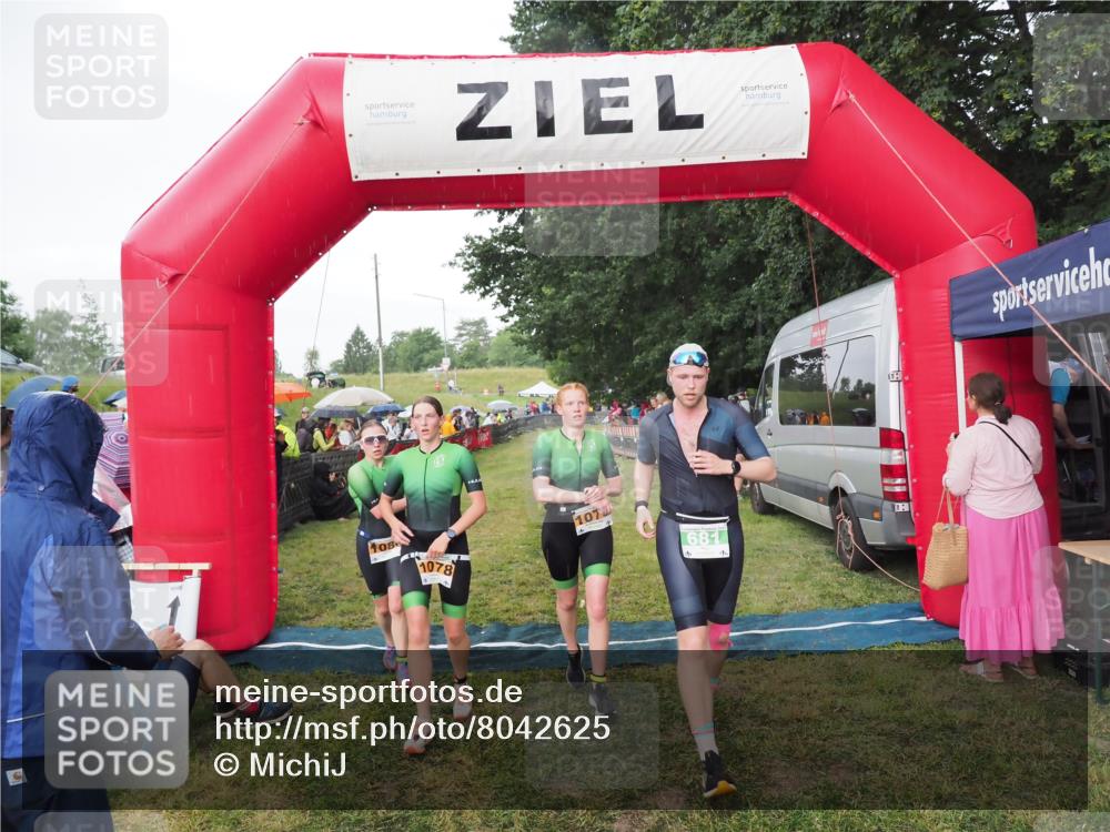 21.06.2025 - 27. Vierlanden-Triathlon MichiJ http://msf.ph/oto/8042625 15.06.2026 13:36:15 Ziel 681, 1078, 1079, 1080 meine-sportfotos.de