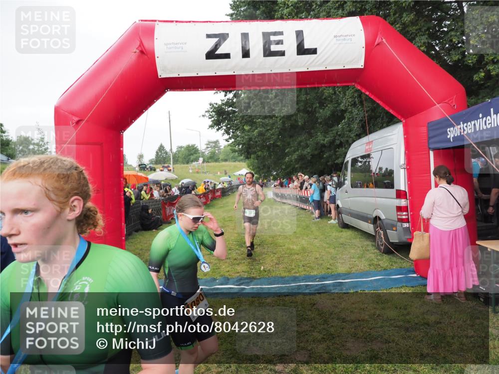 21.06.2025 - 27. Vierlanden-Triathlon MichiJ http://msf.ph/oto/8042628 15.06.2026 13:36:24 Ziel 819 meine-sportfotos.de