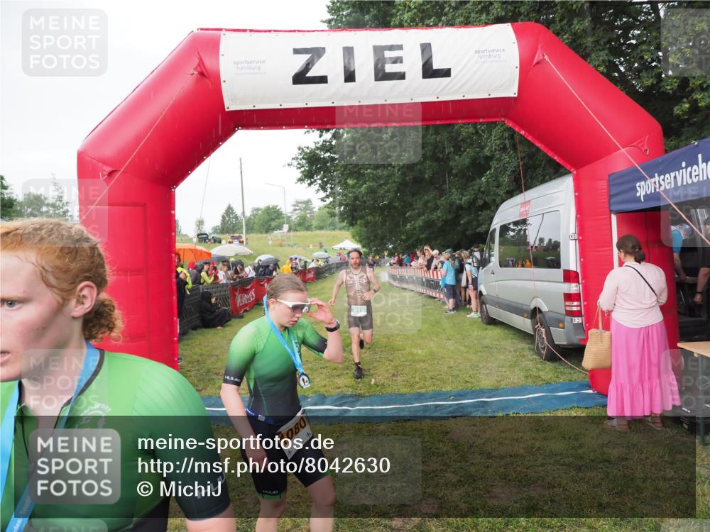 21.06.2025 - 27. Vierlanden-Triathlon MichiJ http://msf.ph/oto/8042630 15.06.2026 13:36:24 Ziel 819 meine-sportfotos.de