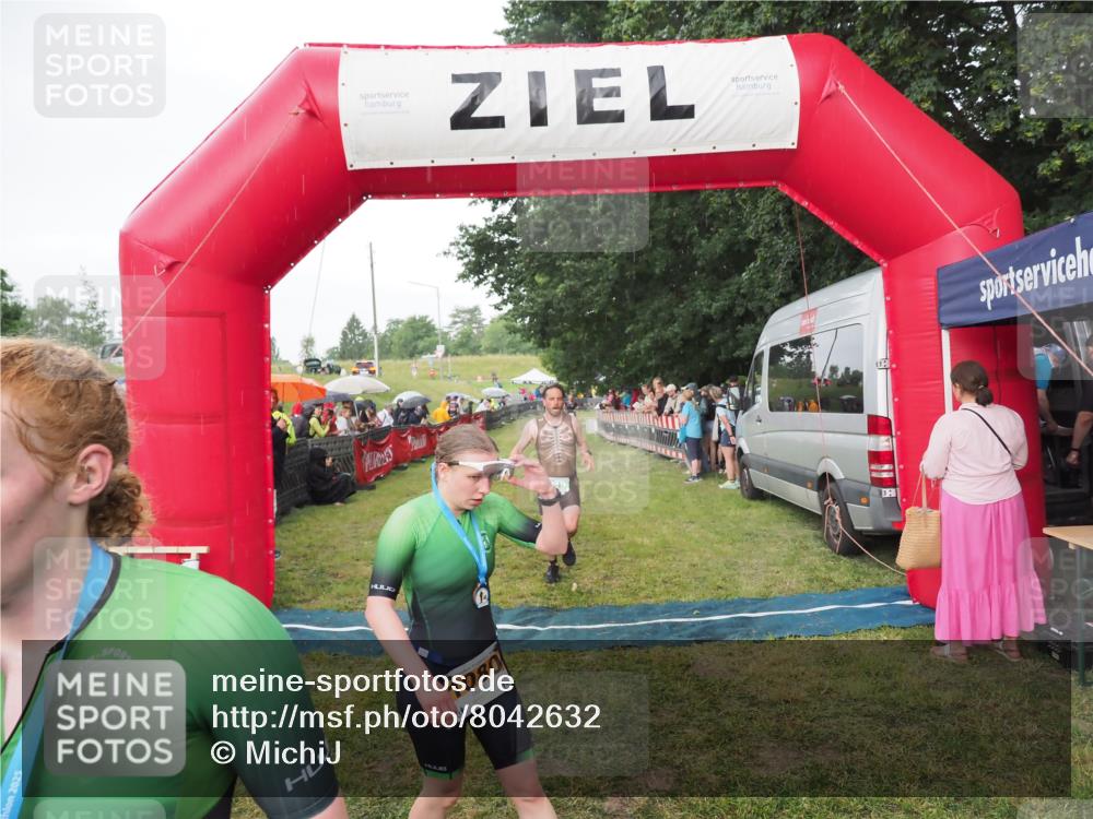 21.06.2025 - 27. Vierlanden-Triathlon MichiJ http://msf.ph/oto/8042632 15.06.2026 13:36:24 Ziel 819 meine-sportfotos.de