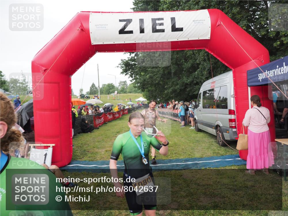 21.06.2025 - 27. Vierlanden-Triathlon MichiJ http://msf.ph/oto/8042637 15.06.2026 13:36:25 Ziel 819 meine-sportfotos.de