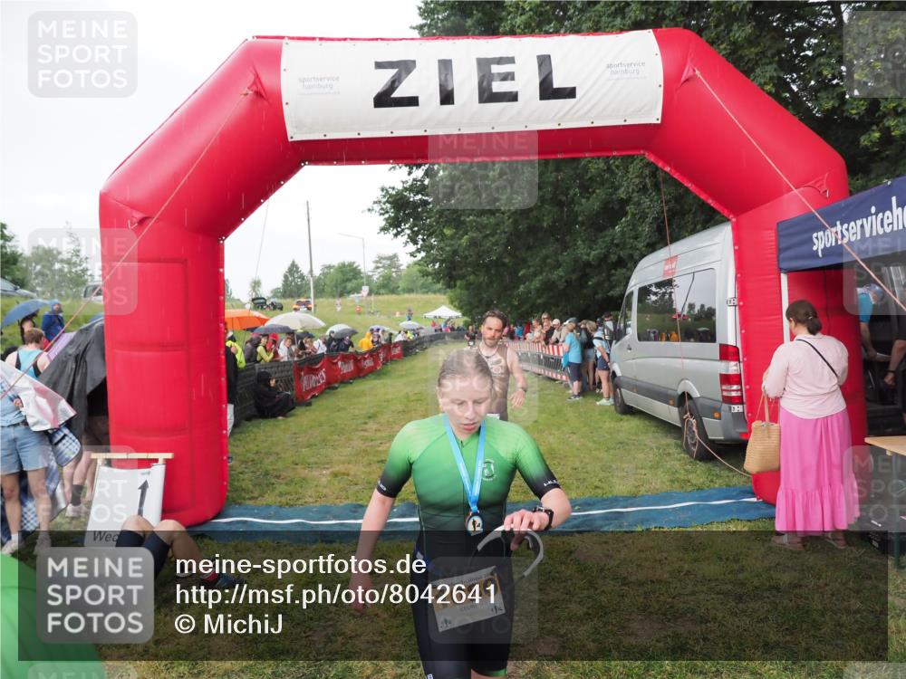 21.06.2025 - 27. Vierlanden-Triathlon MichiJ http://msf.ph/oto/8042641 15.06.2026 13:36:25 Ziel 819 meine-sportfotos.de