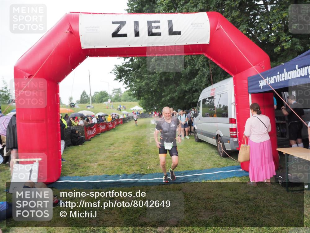 21.06.2025 - 27. Vierlanden-Triathlon MichiJ http://msf.ph/oto/8042649 15.06.2026 13:36:33 Ziel 860 meine-sportfotos.de