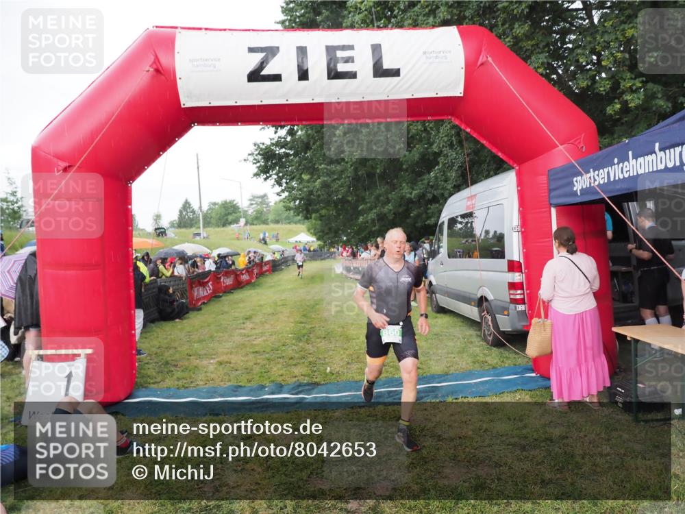 21.06.2025 - 27. Vierlanden-Triathlon MichiJ http://msf.ph/oto/8042653 15.06.2026 13:36:34 Ziel 860 meine-sportfotos.de