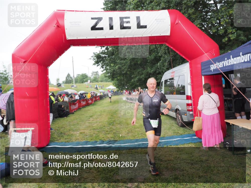 21.06.2025 - 27. Vierlanden-Triathlon MichiJ http://msf.ph/oto/8042657 15.06.2026 13:36:34 Ziel 860 meine-sportfotos.de