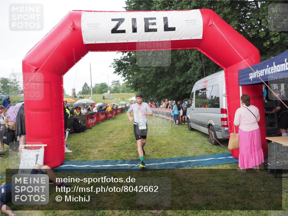 21.06.2025 - 27. Vierlanden-Triathlon MichiJ http://msf.ph/oto/8042662 15.06.2026 13:36:42 Ziel 728 meine-sportfotos.de