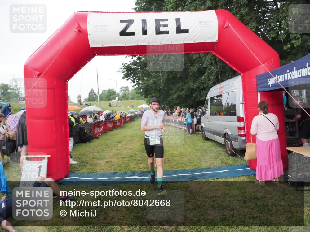 21.06.2025 - 27. Vierlanden-Triathlon MichiJ http://msf.ph/oto/8042668 15.06.2026 13:36:42 Ziel 728 meine-sportfotos.de