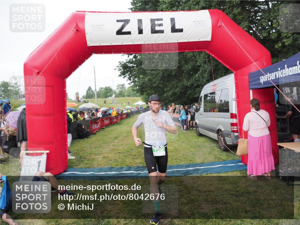 21.06.2025 - 27. Vierlanden-Triathlon MichiJ http://msf.ph/oto/8042676 15.06.2026 13:36:43 Ziel 728 meine-sportfotos.de