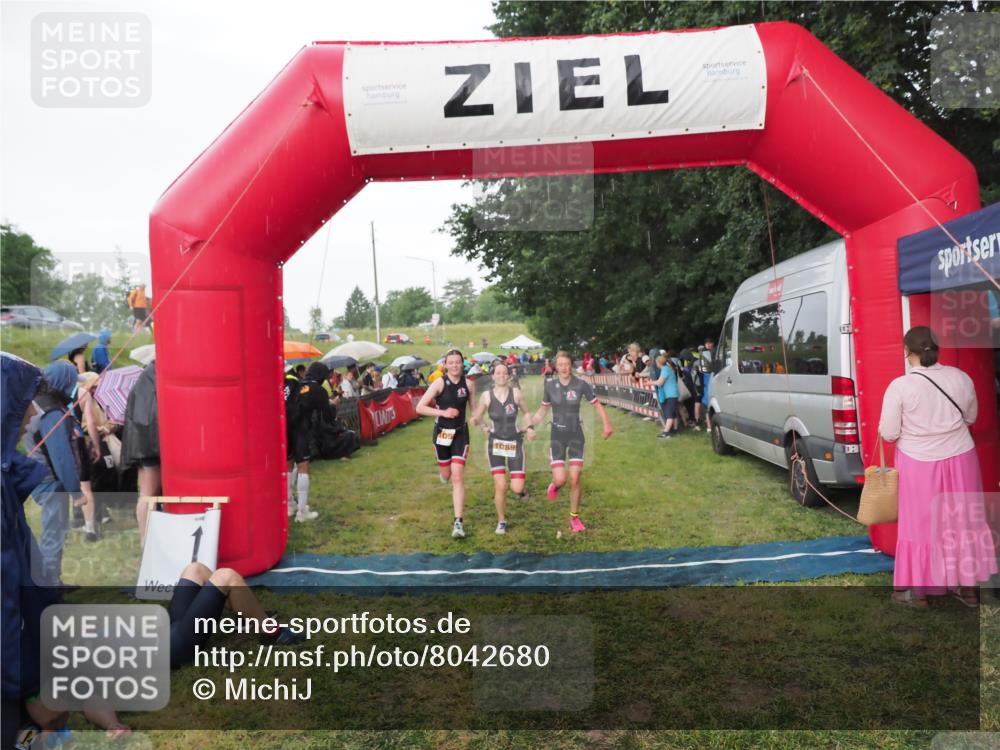 21.06.2025 - 27. Vierlanden-Triathlon MichiJ http://msf.ph/oto/8042680 15.06.2026 13:36:56 Ziel 921, 1090, 1091, 1092 meine-sportfotos.de