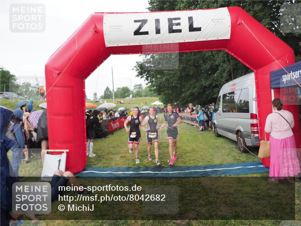 21.06.2025 - 27. Vierlanden-Triathlon MichiJ http://msf.ph/oto/8042682 15.06.2026 13:36:56 Ziel 921, 1090, 1091, 1092 meine-sportfotos.de