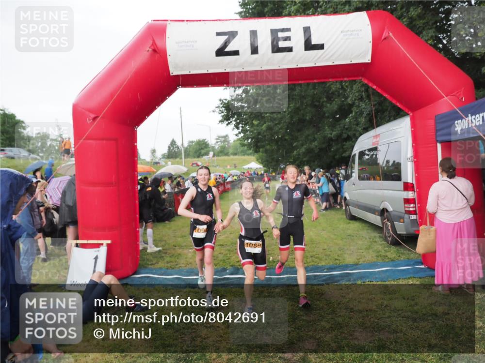 21.06.2025 - 27. Vierlanden-Triathlon MichiJ http://msf.ph/oto/8042691 15.06.2026 13:36:57 Ziel 921, 1090, 1091, 1092 meine-sportfotos.de