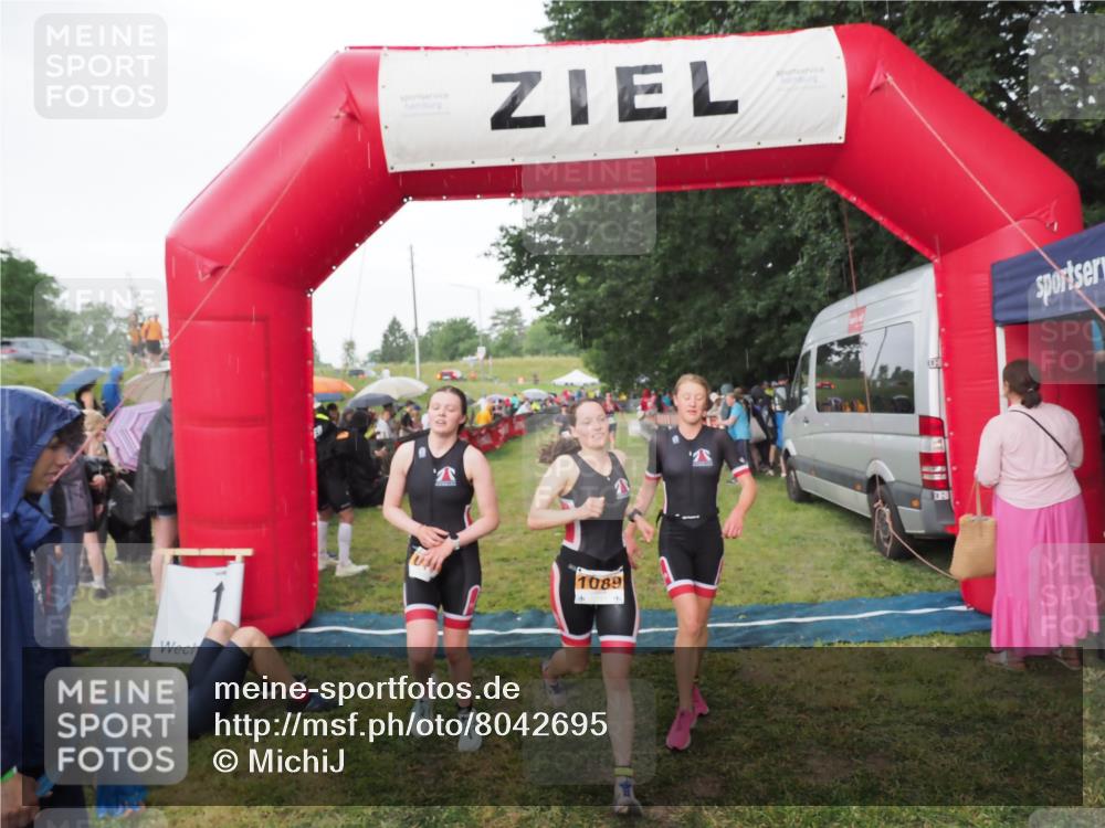 21.06.2025 - 27. Vierlanden-Triathlon MichiJ http://msf.ph/oto/8042695 15.06.2026 13:36:57 Ziel 921, 1090, 1091, 1092 meine-sportfotos.de