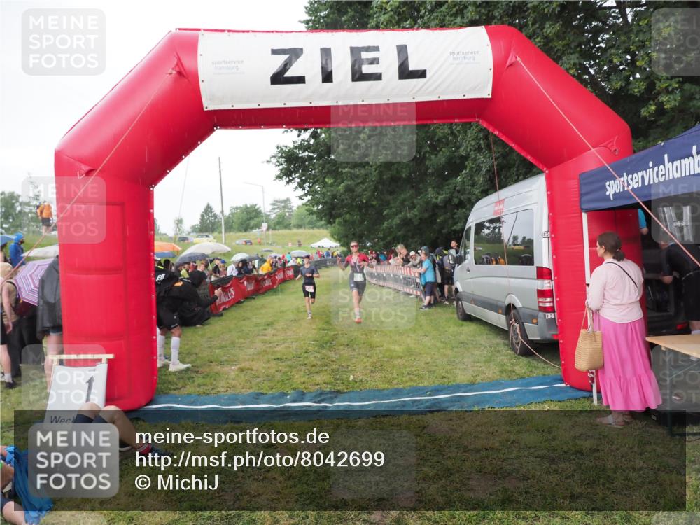 21.06.2025 - 27. Vierlanden-Triathlon MichiJ http://msf.ph/oto/8042699 15.06.2026 13:36:59 Ziel 212, 921, 1090, 1091, 1092 meine-sportfotos.de