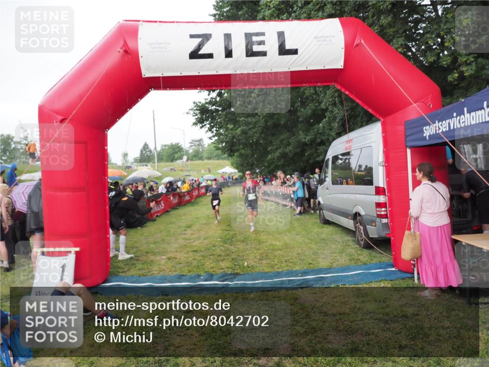 21.06.2025 - 27. Vierlanden-Triathlon MichiJ http://msf.ph/oto/8042702 15.06.2026 13:36:59 Ziel 212, 921, 1090, 1091, 1092 meine-sportfotos.de