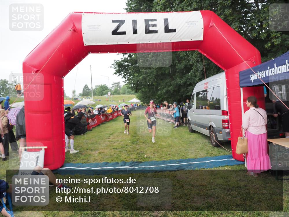 21.06.2025 - 27. Vierlanden-Triathlon MichiJ http://msf.ph/oto/8042708 15.06.2026 13:37:00 Ziel 212, 921, 1090, 1091, 1092 meine-sportfotos.de