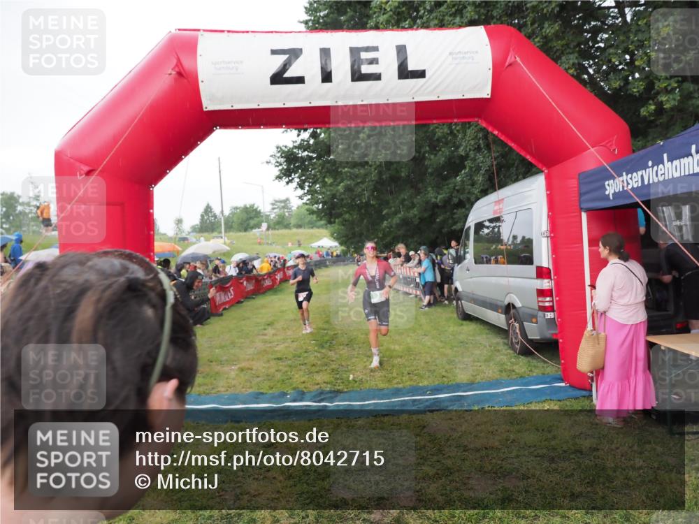 21.06.2025 - 27. Vierlanden-Triathlon MichiJ http://msf.ph/oto/8042715 15.06.2026 13:37:00 Ziel 212, 921, 1090, 1091, 1092 meine-sportfotos.de