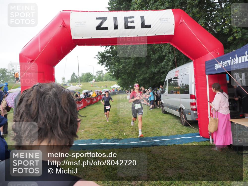 21.06.2025 - 27. Vierlanden-Triathlon MichiJ http://msf.ph/oto/8042720 15.06.2026 13:37:00 Ziel 212, 921, 1090, 1091, 1092 meine-sportfotos.de