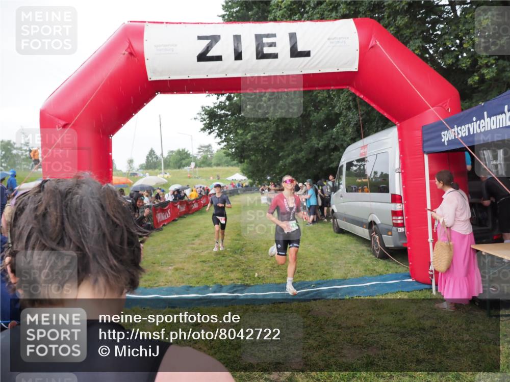 21.06.2025 - 27. Vierlanden-Triathlon MichiJ http://msf.ph/oto/8042722 15.06.2026 13:37:00 Ziel 212, 921, 1090, 1091, 1092 meine-sportfotos.de
