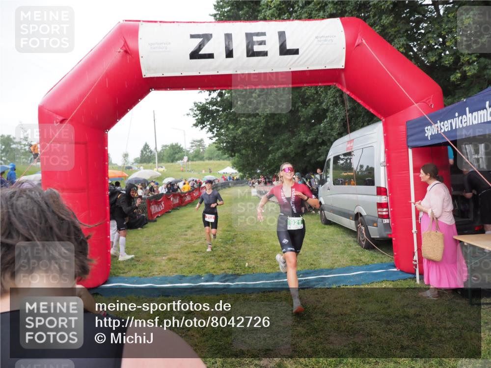 21.06.2025 - 27. Vierlanden-Triathlon MichiJ http://msf.ph/oto/8042726 15.06.2026 13:37:01 Ziel 212, 921, 1090, 1091, 1092 meine-sportfotos.de