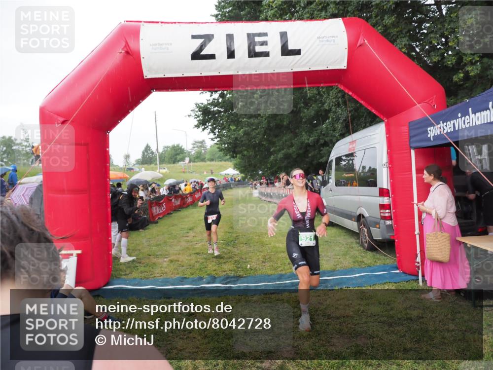 21.06.2025 - 27. Vierlanden-Triathlon MichiJ http://msf.ph/oto/8042728 15.06.2026 13:37:01 Ziel 212, 921, 1090, 1091, 1092 meine-sportfotos.de
