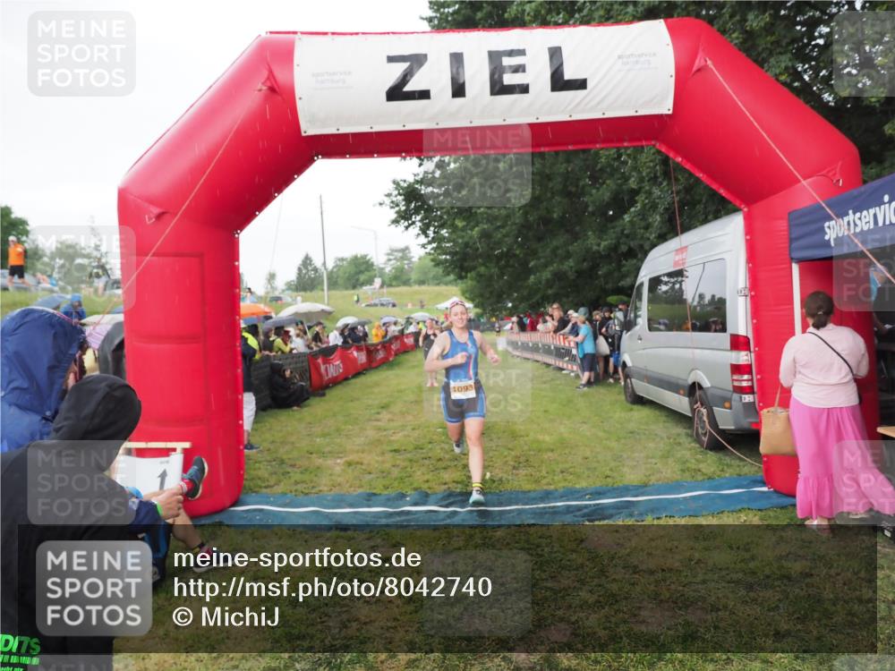 21.06.2025 - 27. Vierlanden-Triathlon MichiJ http://msf.ph/oto/8042740 15.06.2026 13:37:12 Ziel 927, 1093 meine-sportfotos.de