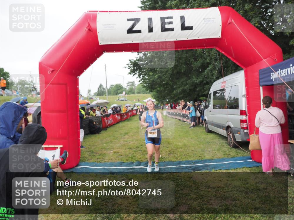 21.06.2025 - 27. Vierlanden-Triathlon MichiJ http://msf.ph/oto/8042745 15.06.2026 13:37:12 Ziel 927, 1093 meine-sportfotos.de