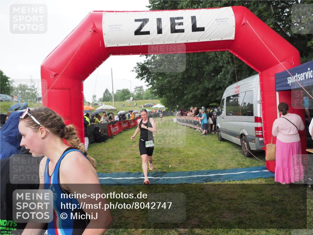 21.06.2025 - 27. Vierlanden-Triathlon MichiJ http://msf.ph/oto/8042747 15.06.2026 13:37:15 Ziel 927, 1093 meine-sportfotos.de