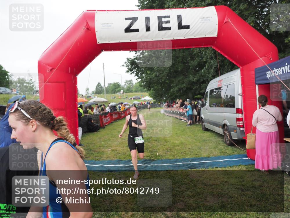 21.06.2025 - 27. Vierlanden-Triathlon MichiJ http://msf.ph/oto/8042749 15.06.2026 13:37:15 Ziel 927, 1093 meine-sportfotos.de