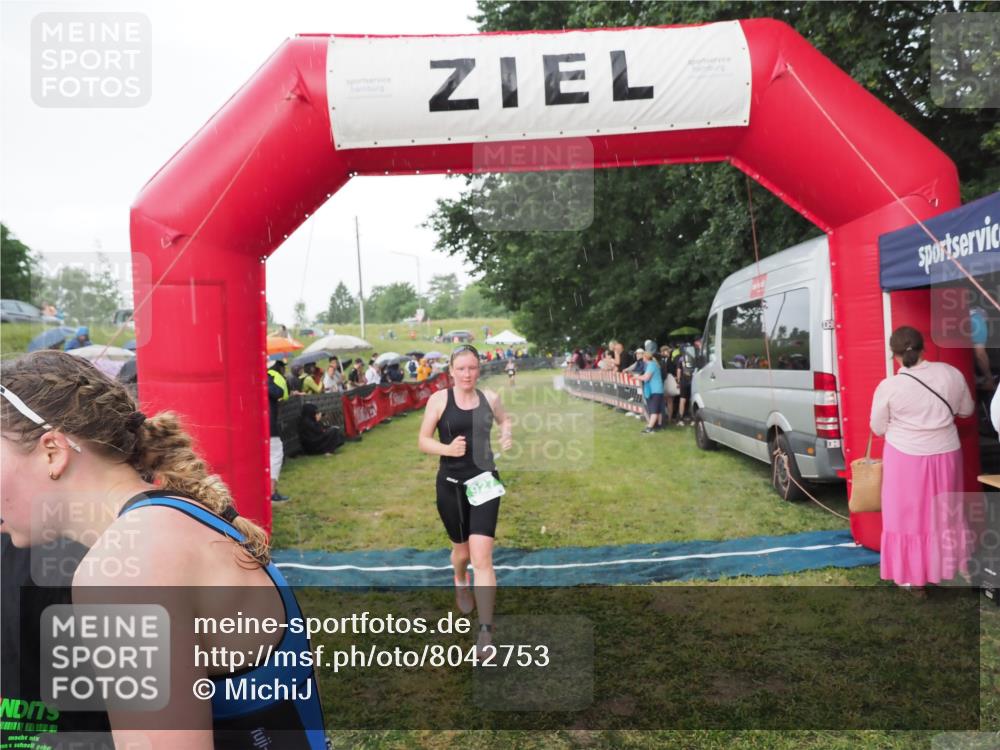 21.06.2025 - 27. Vierlanden-Triathlon MichiJ http://msf.ph/oto/8042753 15.06.2026 13:37:15 Ziel 927, 1093 meine-sportfotos.de