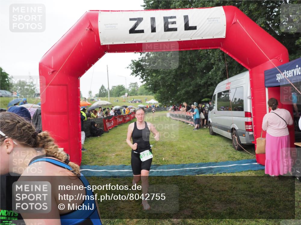 21.06.2025 - 27. Vierlanden-Triathlon MichiJ http://msf.ph/oto/8042755 15.06.2026 13:37:15 Ziel 927, 1093 meine-sportfotos.de