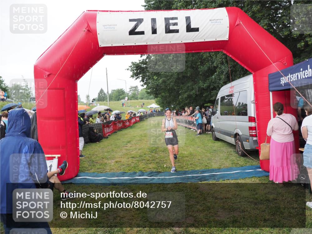 21.06.2025 - 27. Vierlanden-Triathlon MichiJ http://msf.ph/oto/8042757 15.06.2026 13:37:24 Ziel 206 meine-sportfotos.de