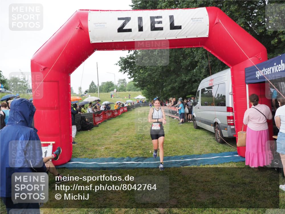 21.06.2025 - 27. Vierlanden-Triathlon MichiJ http://msf.ph/oto/8042764 15.06.2026 13:37:24 Ziel 206 meine-sportfotos.de