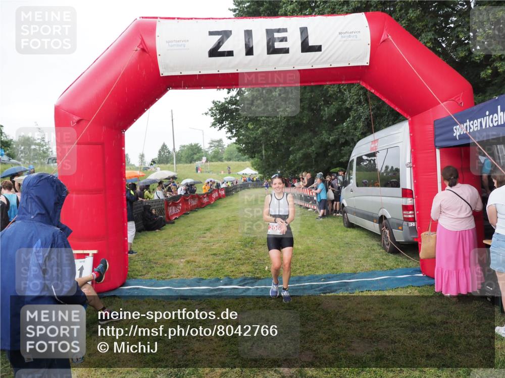 21.06.2025 - 27. Vierlanden-Triathlon MichiJ http://msf.ph/oto/8042766 15.06.2026 13:37:24 Ziel 206 meine-sportfotos.de