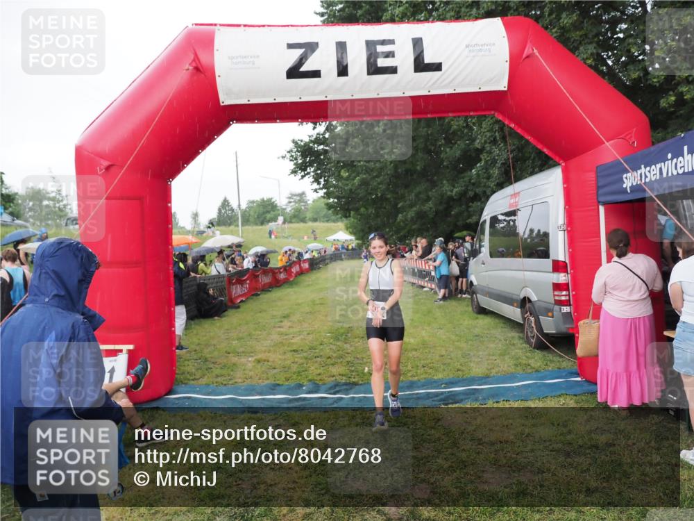 21.06.2025 - 27. Vierlanden-Triathlon MichiJ http://msf.ph/oto/8042768 15.06.2026 13:37:24 Ziel 206 meine-sportfotos.de