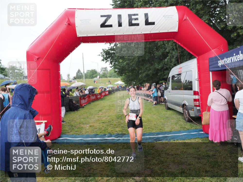21.06.2025 - 27. Vierlanden-Triathlon MichiJ http://msf.ph/oto/8042772 15.06.2026 13:37:24 Ziel 206 meine-sportfotos.de