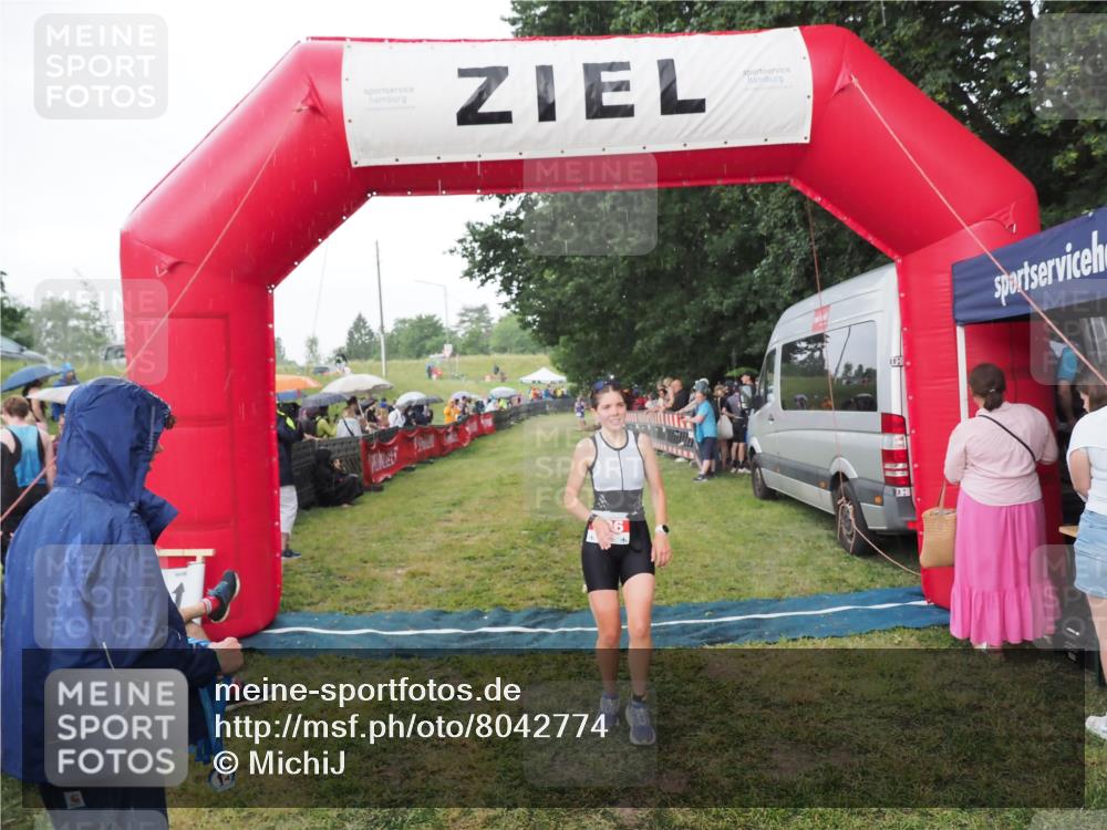 21.06.2025 - 27. Vierlanden-Triathlon MichiJ http://msf.ph/oto/8042774 15.06.2026 13:37:25 Ziel 206 meine-sportfotos.de