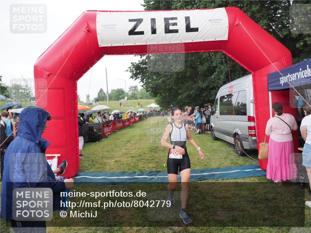 21.06.2025 - 27. Vierlanden-Triathlon MichiJ http://msf.ph/oto/8042779 15.06.2026 13:37:25 Ziel 206 meine-sportfotos.de