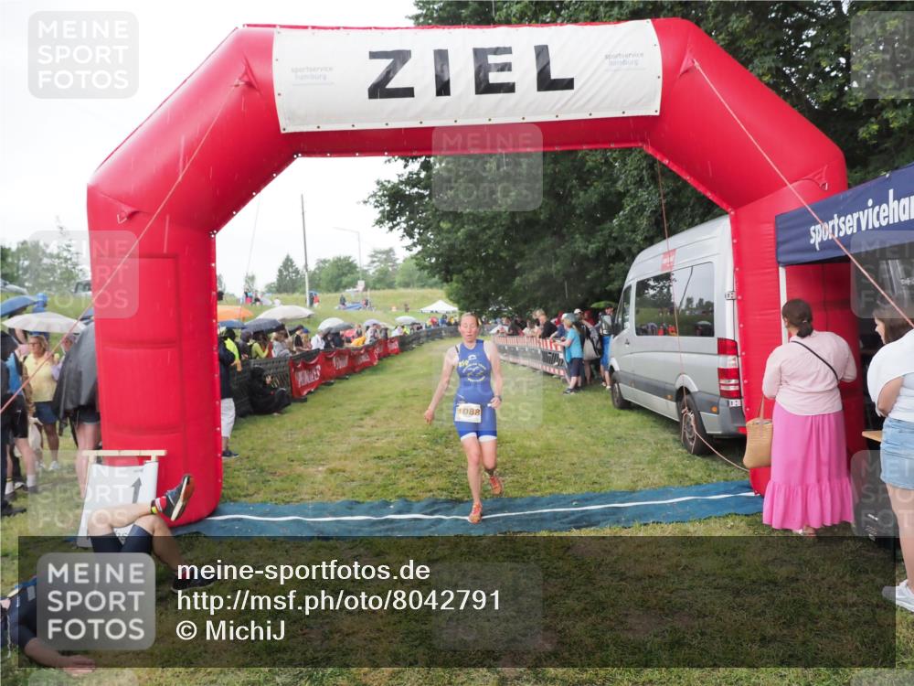 21.06.2025 - 27. Vierlanden-Triathlon MichiJ http://msf.ph/oto/8042791 15.06.2026 13:37:35 Ziel 1088 meine-sportfotos.de
