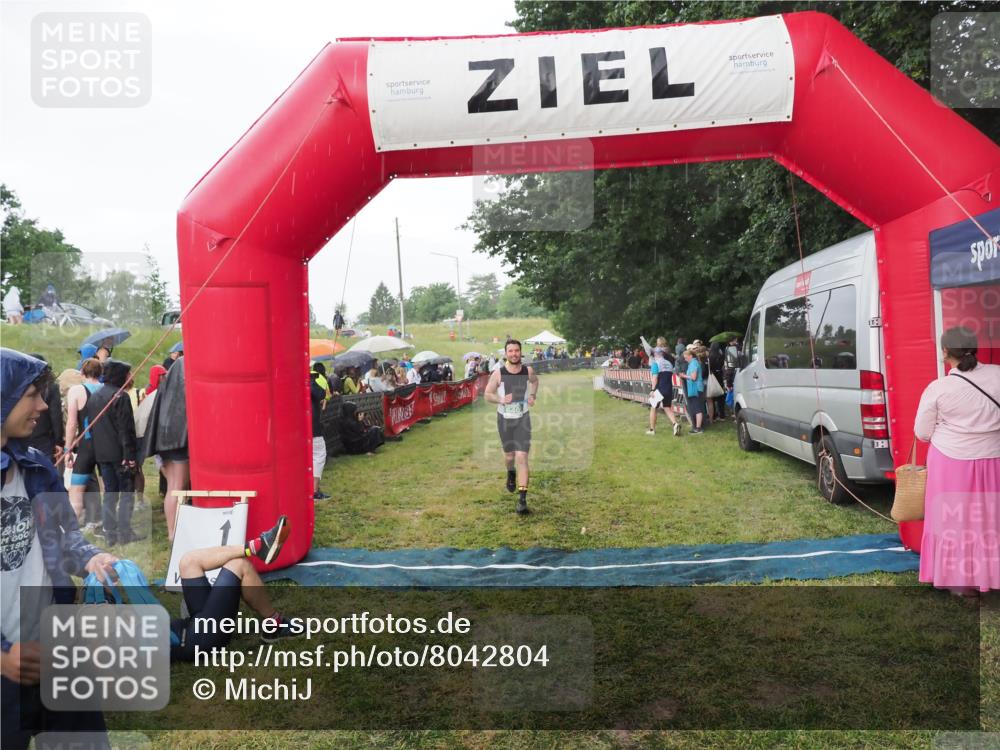 21.06.2025 - 27. Vierlanden-Triathlon MichiJ http://msf.ph/oto/8042804 15.06.2026 13:37:52 Ziel 640 meine-sportfotos.de