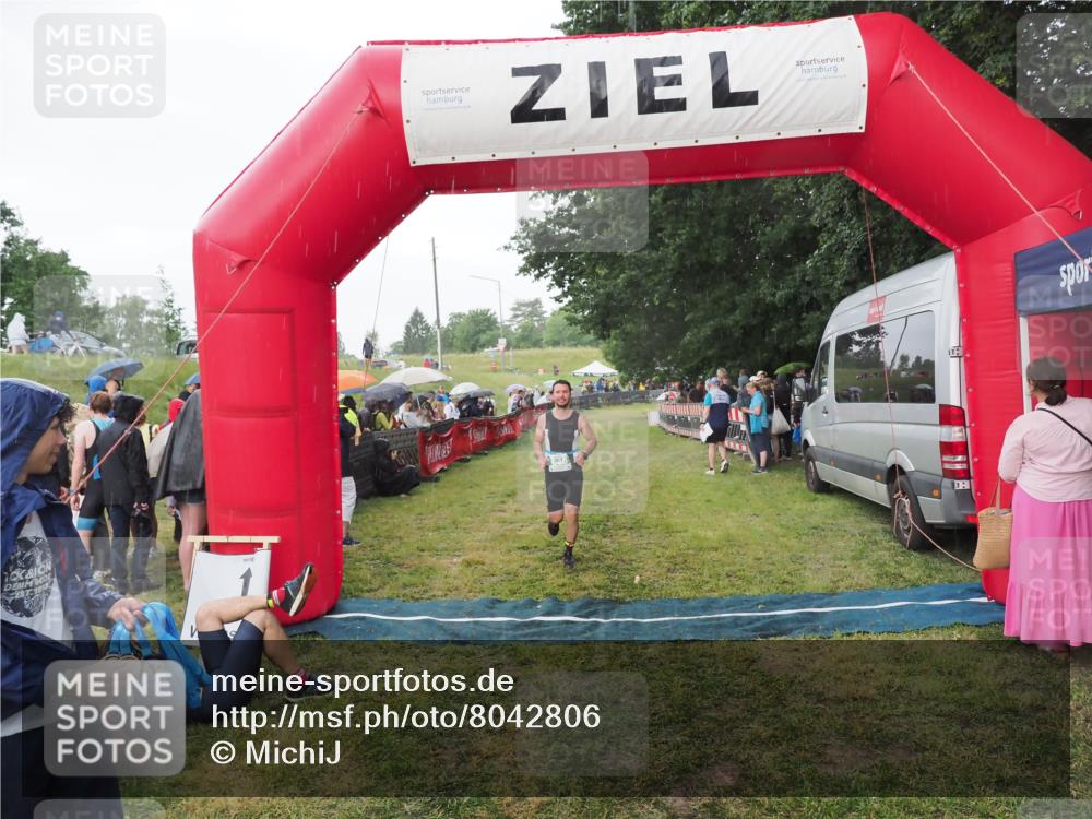 21.06.2025 - 27. Vierlanden-Triathlon MichiJ http://msf.ph/oto/8042806 15.06.2026 13:37:52 Ziel 640 meine-sportfotos.de