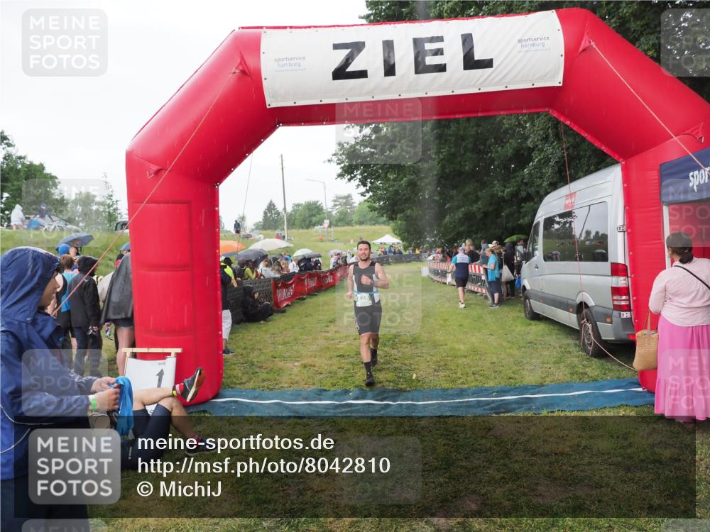 21.06.2025 - 27. Vierlanden-Triathlon MichiJ http://msf.ph/oto/8042810 15.06.2026 13:37:52 Ziel 640 meine-sportfotos.de