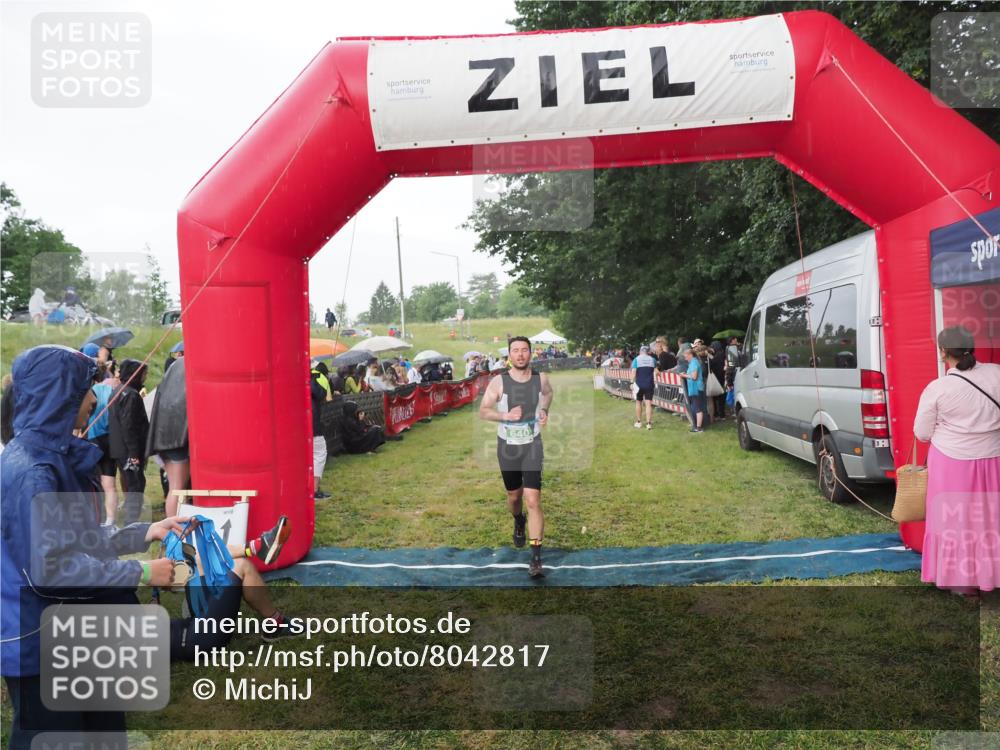 21.06.2025 - 27. Vierlanden-Triathlon MichiJ http://msf.ph/oto/8042817 15.06.2026 13:37:52 Ziel 640 meine-sportfotos.de