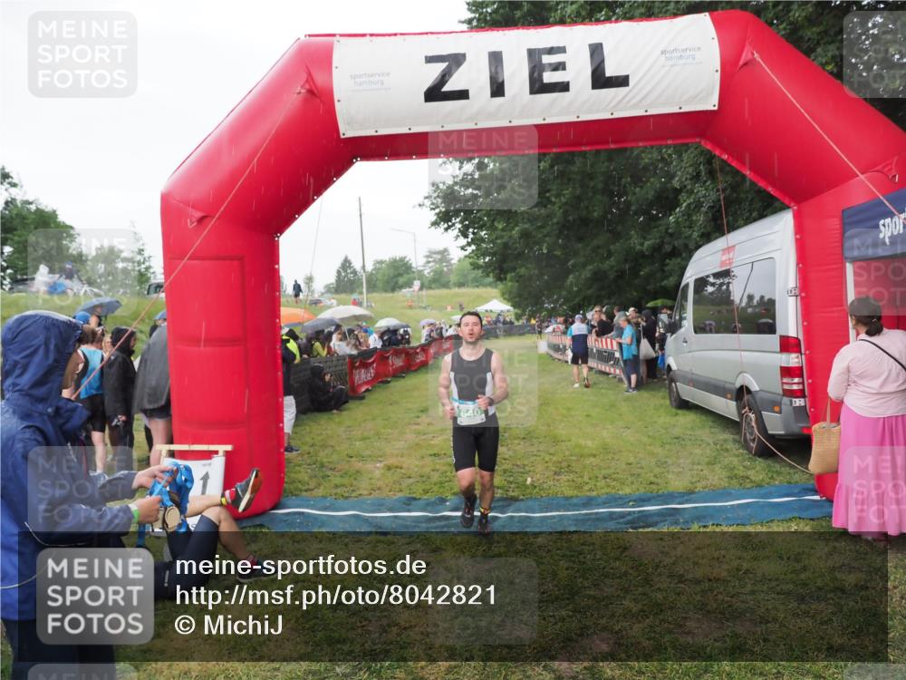 21.06.2025 - 27. Vierlanden-Triathlon MichiJ http://msf.ph/oto/8042821 15.06.2026 13:37:53 Ziel 640 meine-sportfotos.de