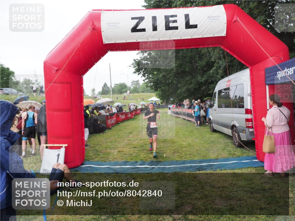 21.06.2025 - 27. Vierlanden-Triathlon MichiJ http://msf.ph/oto/8042840 15.06.2026 13:38:07 Ziel 217 meine-sportfotos.de