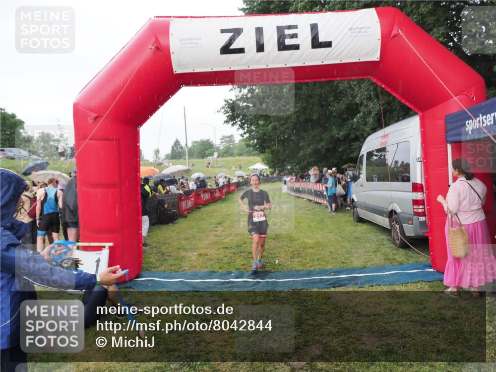 21.06.2025 - 27. Vierlanden-Triathlon MichiJ http://msf.ph/oto/8042844 15.06.2026 13:38:07 Ziel 217 meine-sportfotos.de