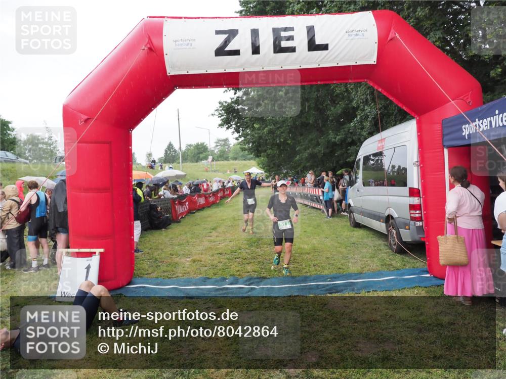21.06.2025 - 27. Vierlanden-Triathlon MichiJ http://msf.ph/oto/8042864 15.06.2026 13:38:25 Ziel 856, 911 meine-sportfotos.de