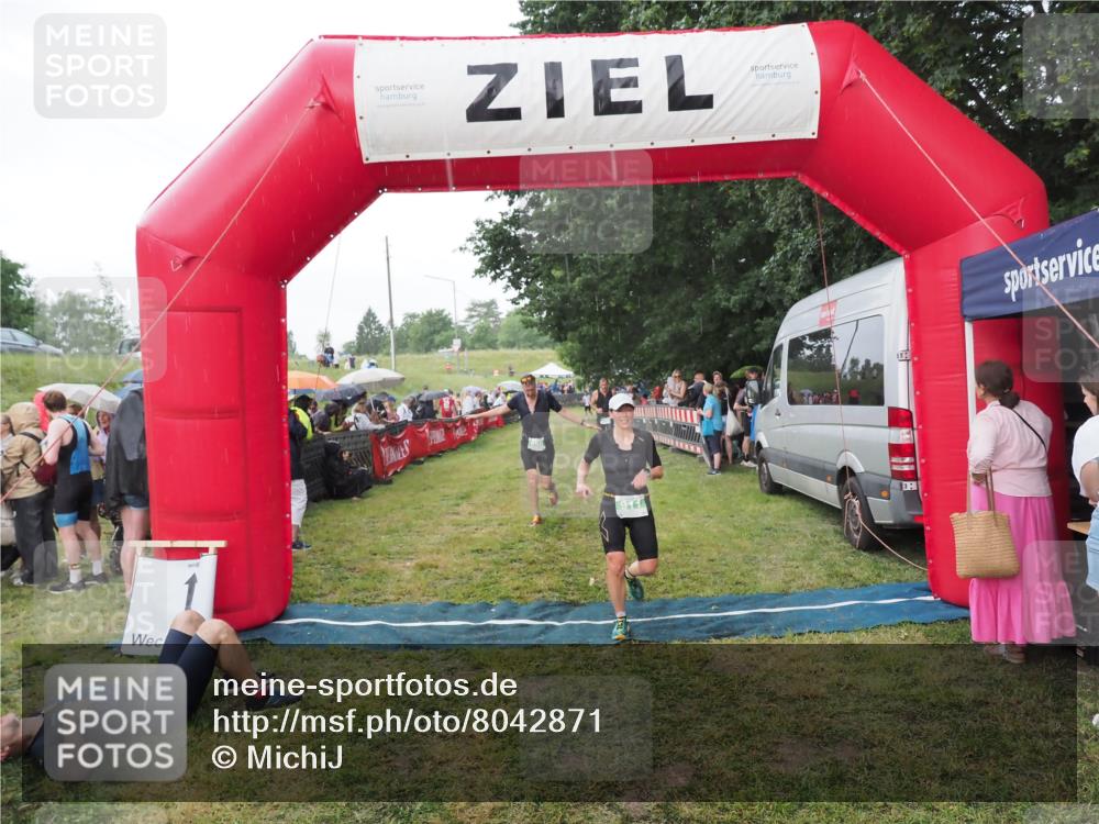 21.06.2025 - 27. Vierlanden-Triathlon MichiJ http://msf.ph/oto/8042871 15.06.2026 13:38:26 Ziel 786, 856, 911 meine-sportfotos.de