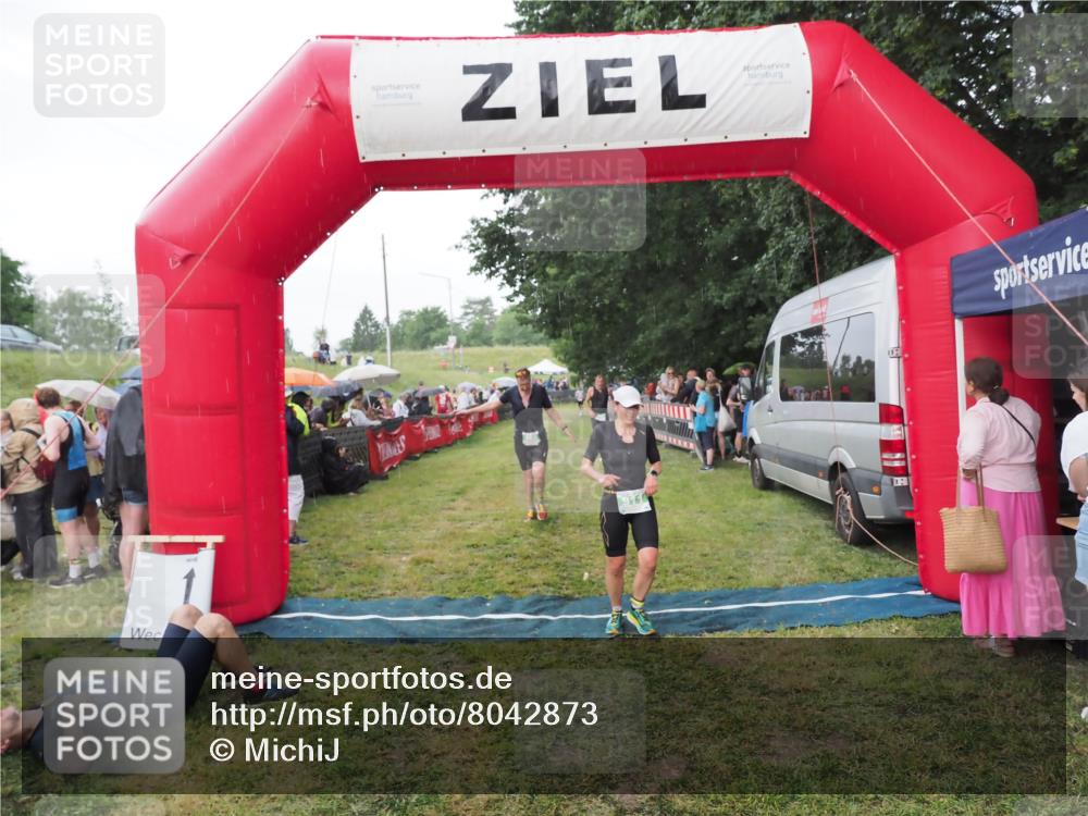 21.06.2025 - 27. Vierlanden-Triathlon MichiJ http://msf.ph/oto/8042873 15.06.2026 13:38:26 Ziel 786, 856, 911 meine-sportfotos.de