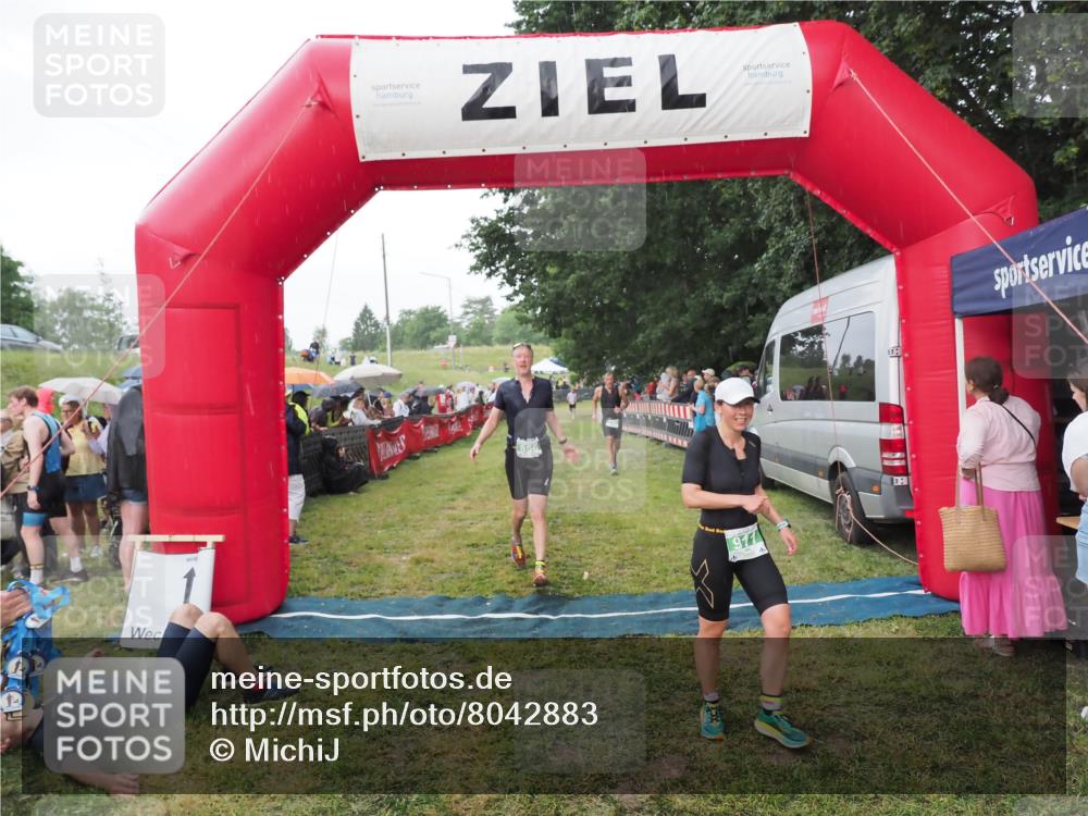 21.06.2025 - 27. Vierlanden-Triathlon MichiJ http://msf.ph/oto/8042883 15.06.2026 13:38:27 Ziel 786, 856, 911 meine-sportfotos.de